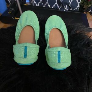Like new pair of mint green tieks